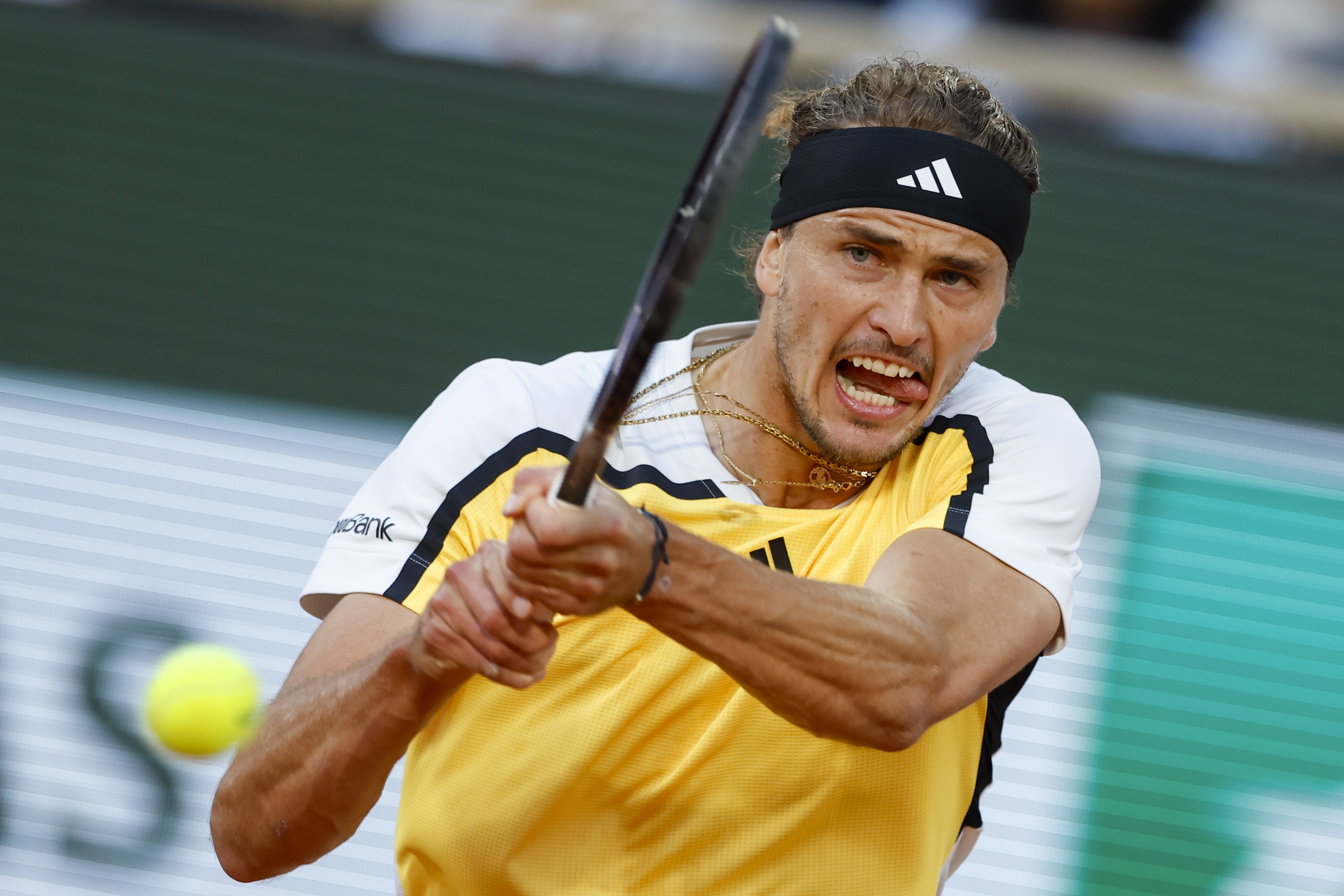 世界网球队鏖战意大利网球队，兹维列夫送出助攻