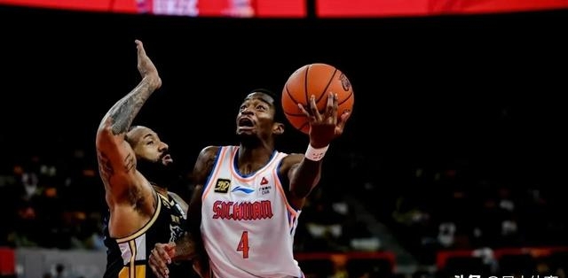 球星爆发！篮球赛场再现神级操作的简单介绍