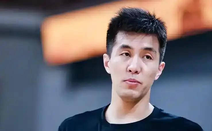 广州队横扫四川队，郭艾伦点燃赛场