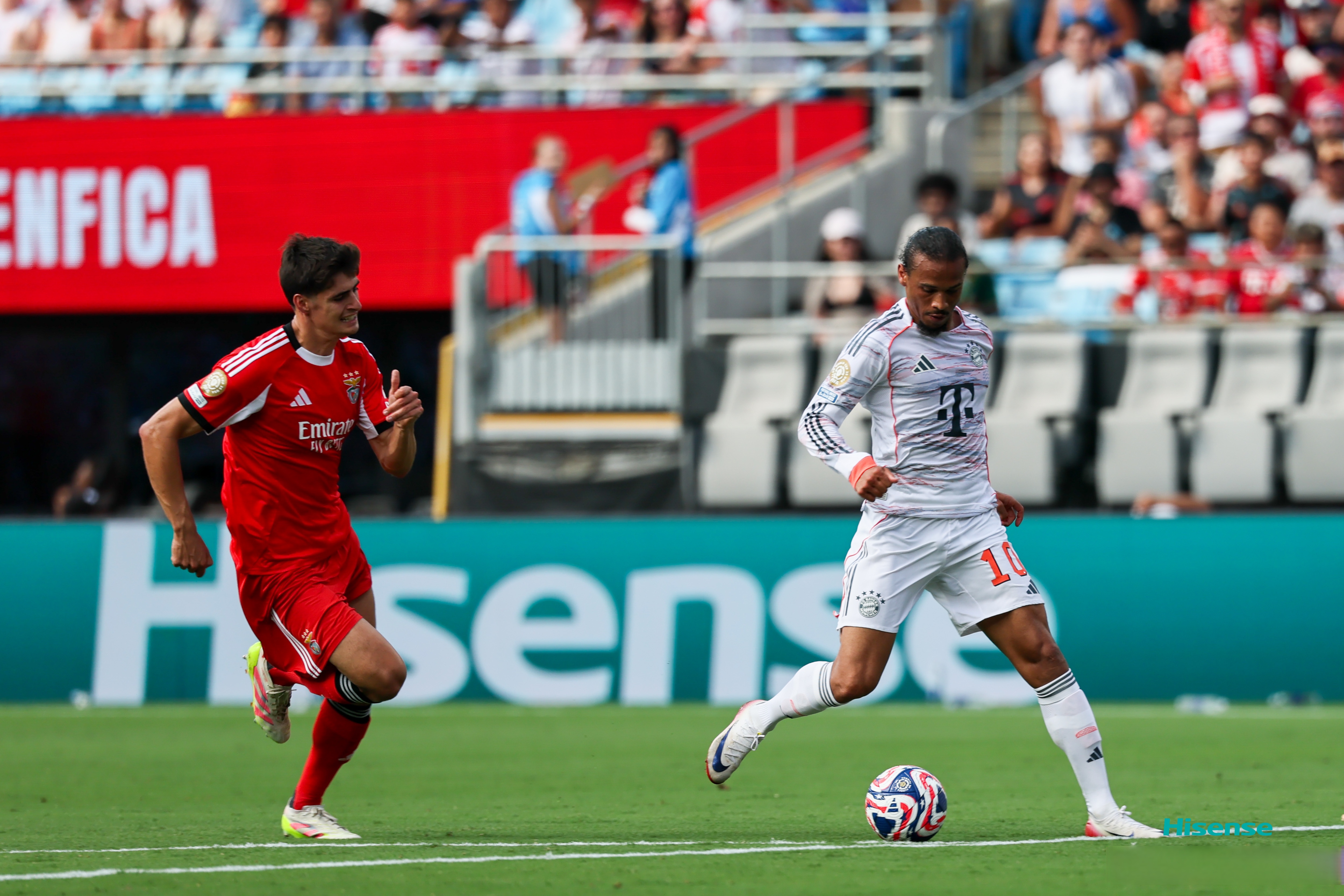 波兰完胜阿森纳，萨内点燃赛场