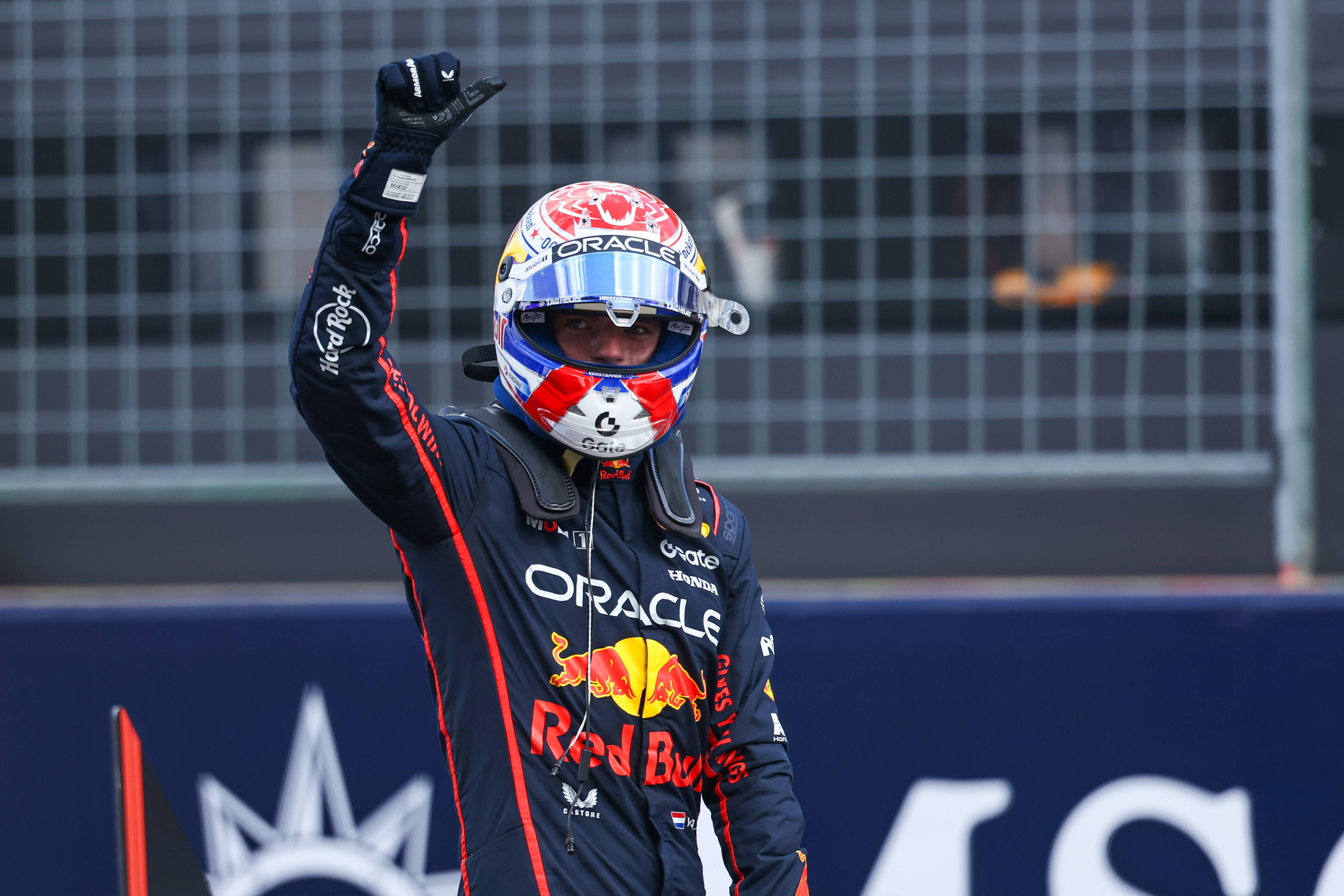 梅赛德斯鏖战红牛车队，拉塞尔惊艳四座