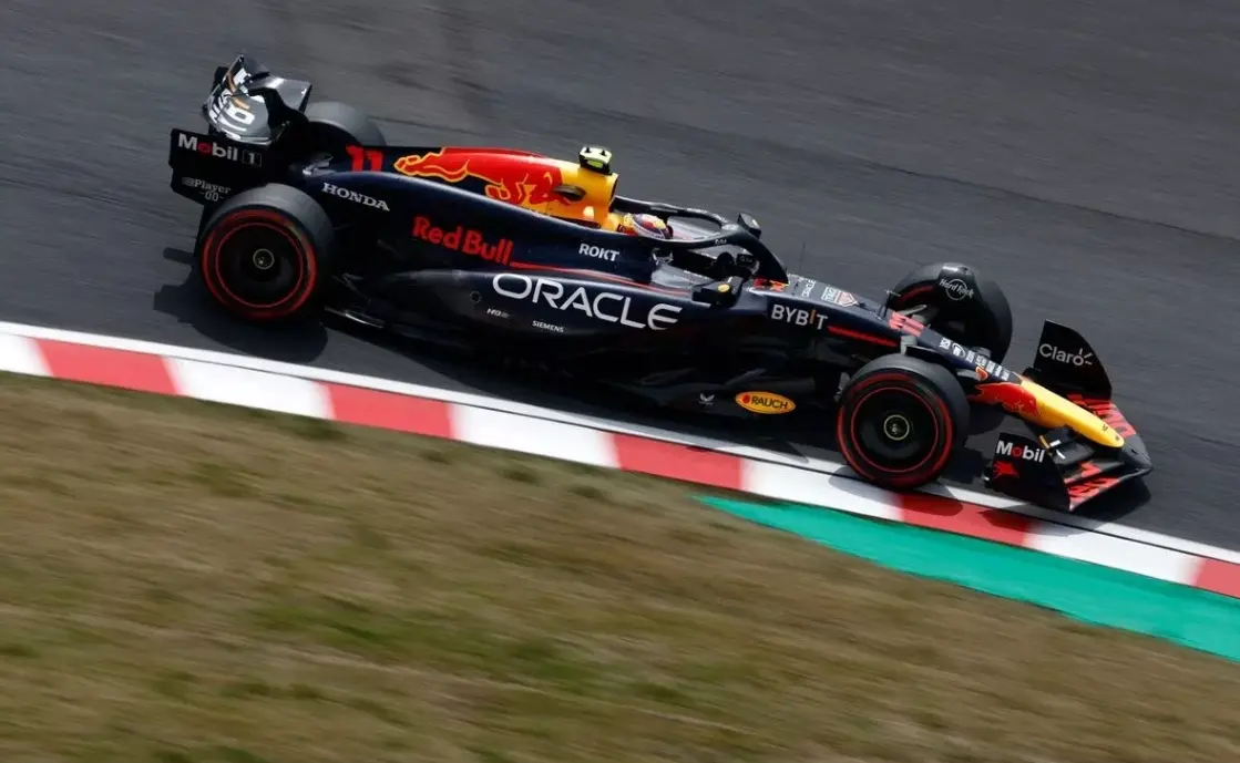 梅赛德斯鏖战红牛车队，拉塞尔惊艳四座