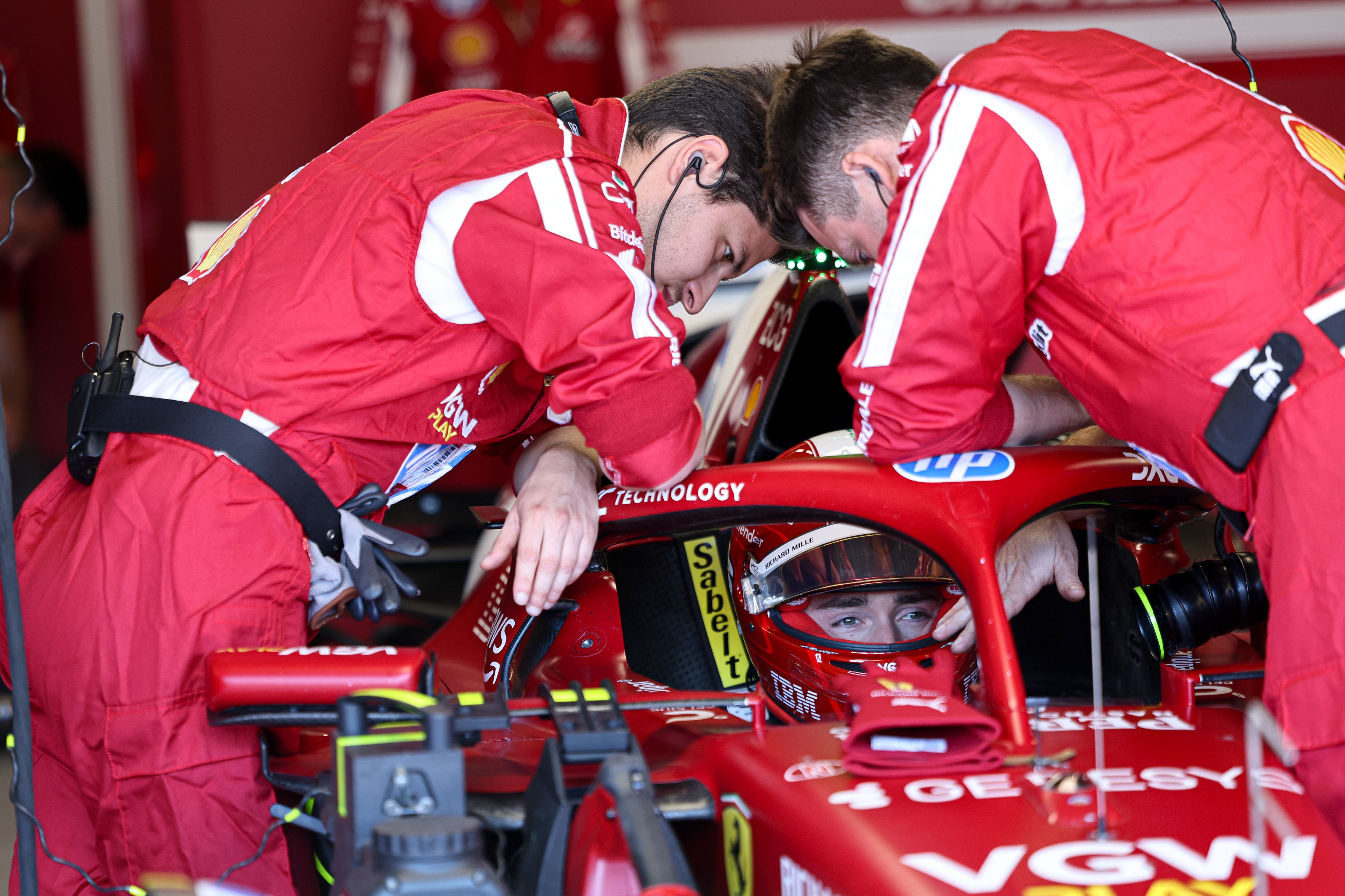 梅赛德斯碾压阿斯顿马丁，维斯塔潘关键制胜