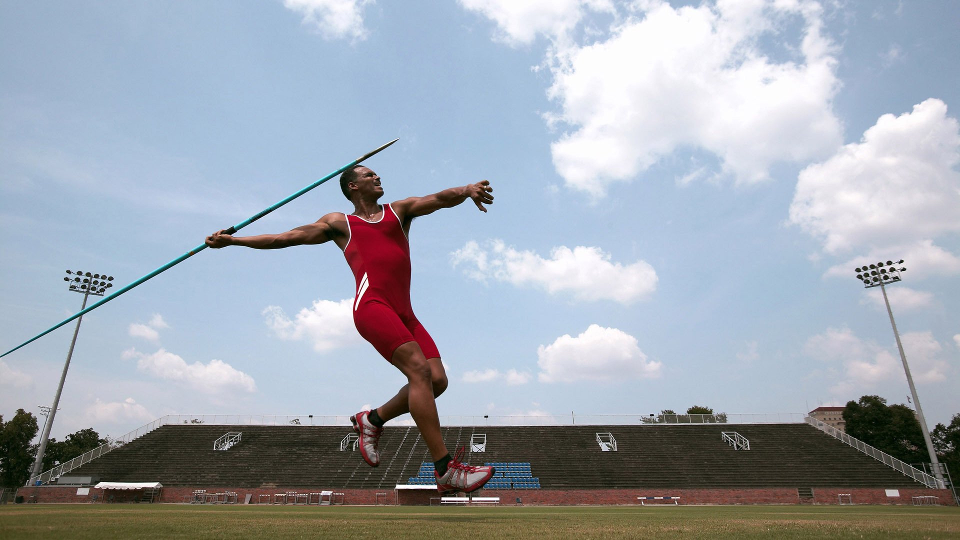 极速与篮途,当F1决战日化身为天山脚下的湖人之战